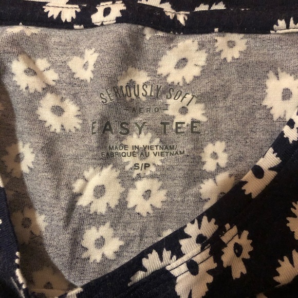 Aero barely cropped navy shirt with white daisies - Picture 5 of 5